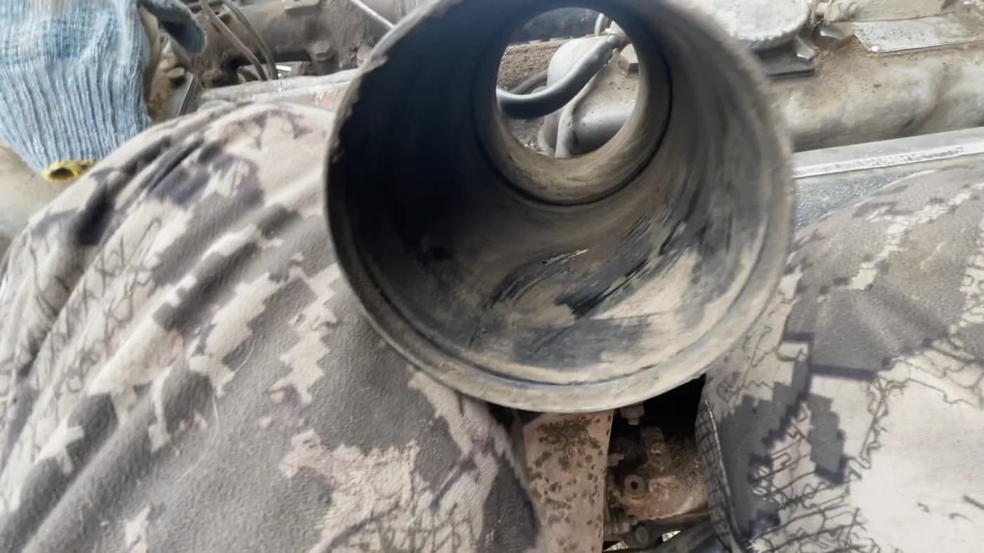 Патрубок впуска изнутри: налёт пыли — она уже попала в двигатель